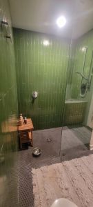 Curb free shower